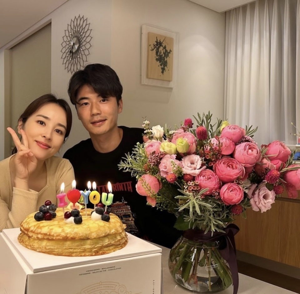 韩惠珍与丈夫奇诚庸依然甜蜜如初,小型生日聚会成为幸福的见证-腾讯