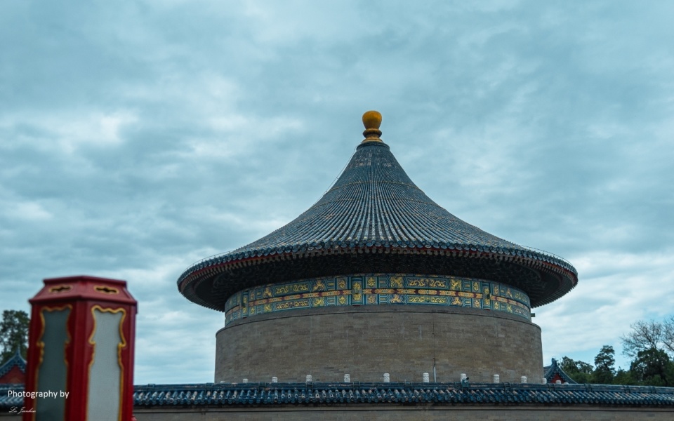 979199 步入天坛,首先映入眼帘的是古朴典雅的建筑群,气势磅礴