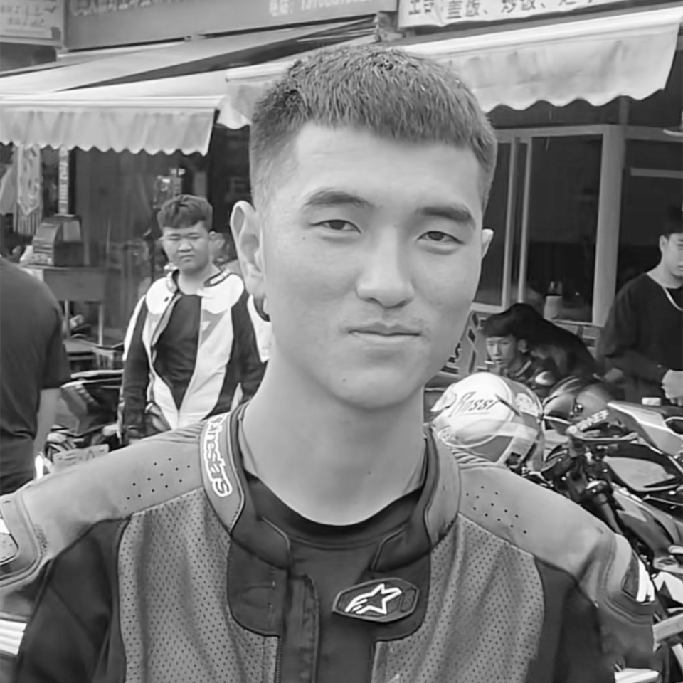 27岁网红阿亮车祸去世,摩托车被撞碎画面曝光,家人悲痛清空账号_腾讯