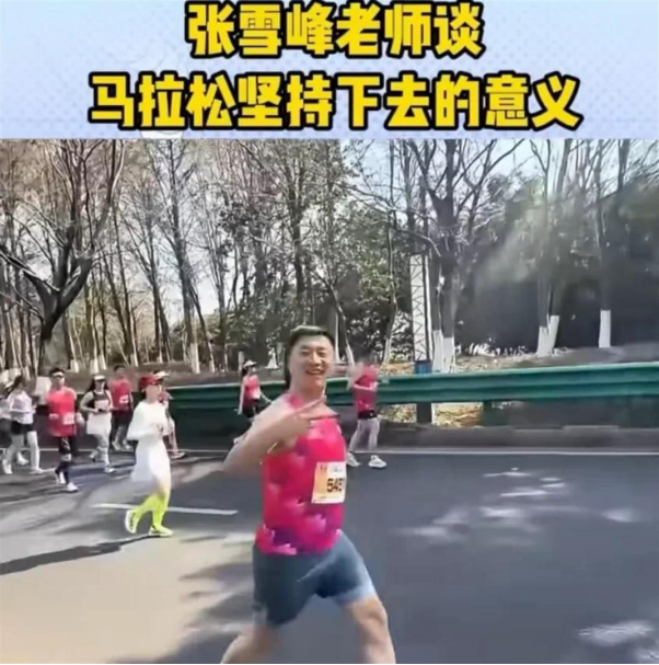 三年前他被强制住院，医生让他休息。他没听