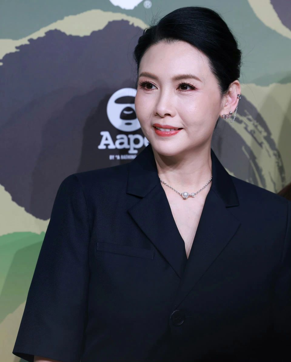 56岁邱淑贞近况曝光,五官精致皮肤白皙,与22岁女儿同框像姐妹