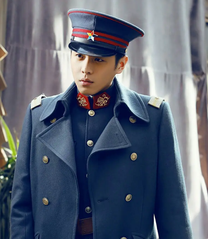 近几年来张若昀可谓片约不断,从秦明到范闲,又到徐凤年,还有