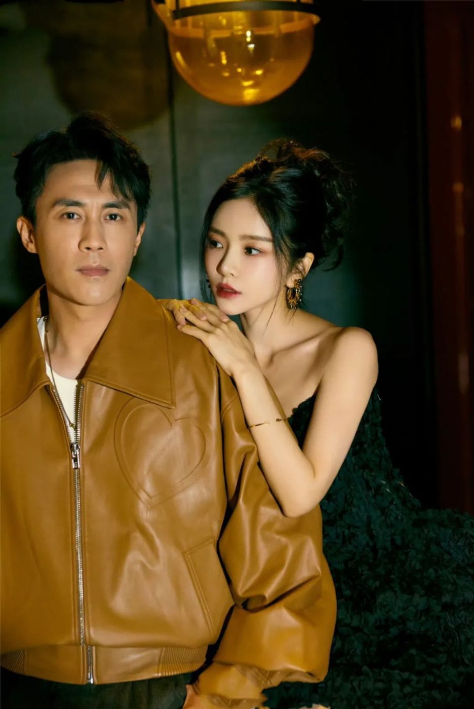 杜淳娇妻王灿自信秀素颜照皮肤状态绝佳黑眼圈显露带娃辛苦