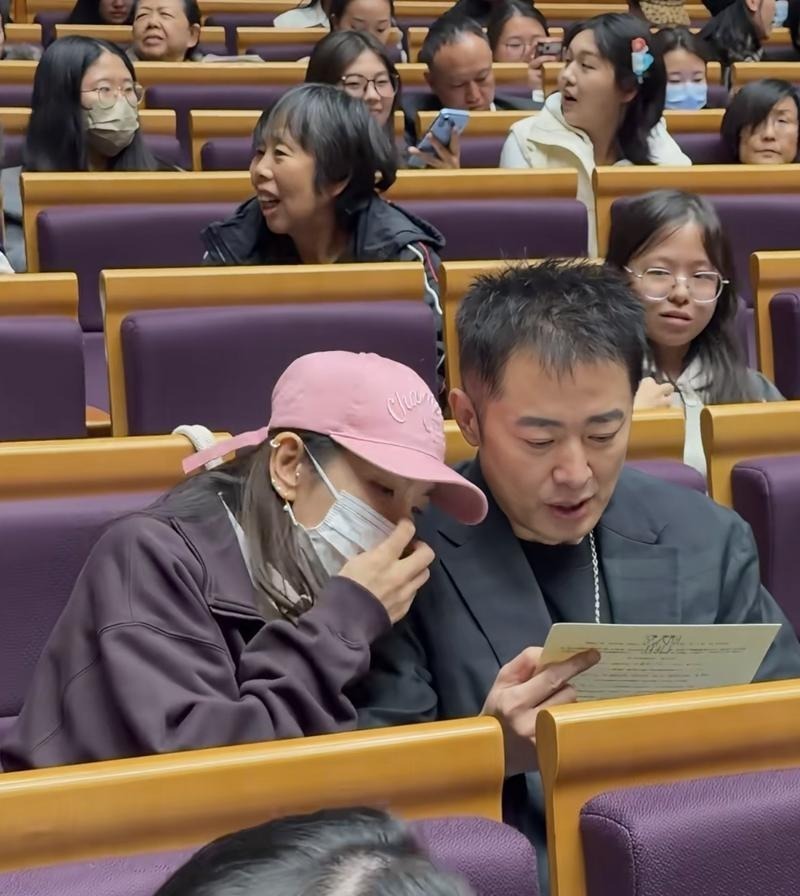 李冰冰躺任泉肩头 搂对方胳膊看演出 任泉发腮明显老了很多