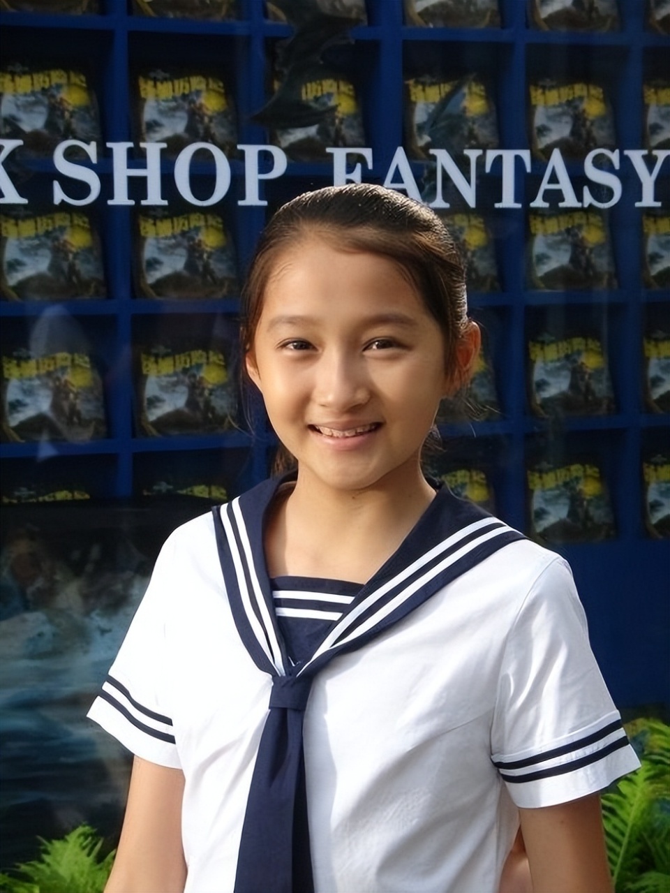 13岁时出演《非诚勿扰》的关晓彤,身上的"小孩姐"气质更重了