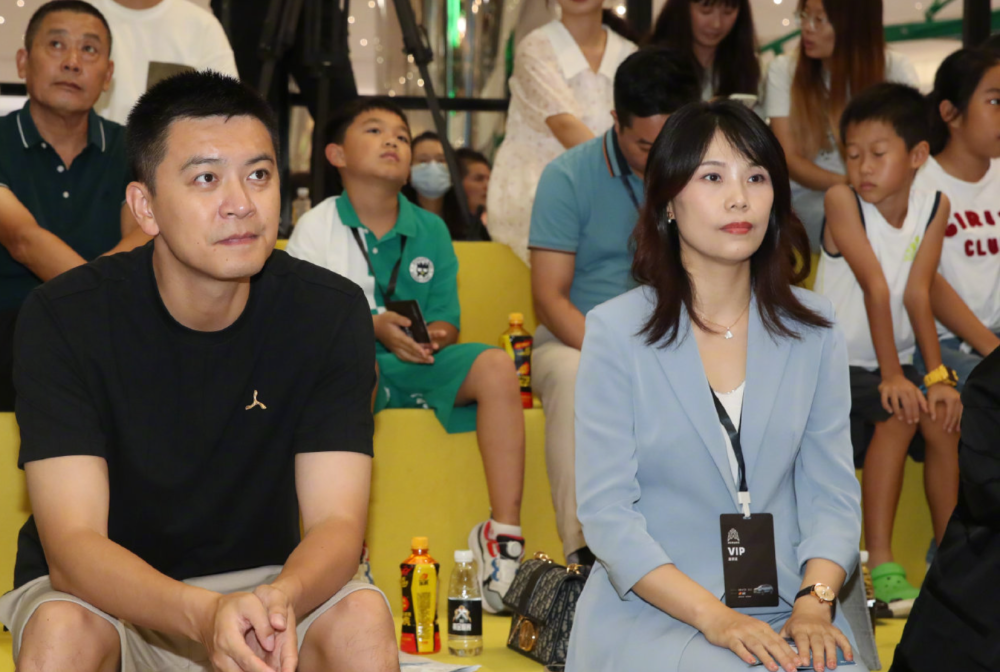 杨鸣玩嗨了客串解说并暖心与球迷合影上场热身第一投就是空心