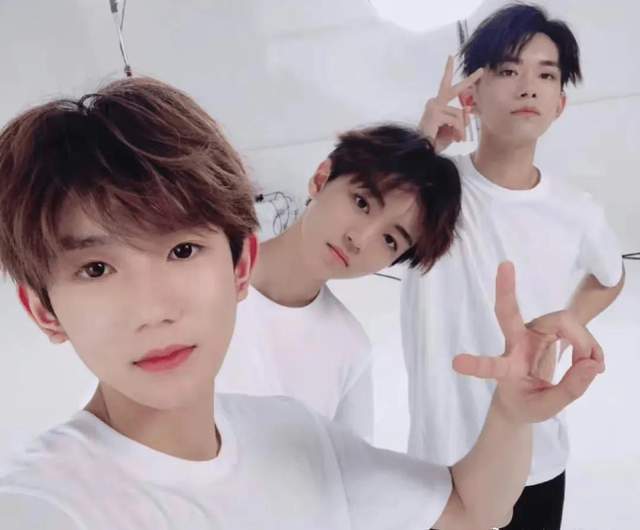 tfboys最新合照曝光十周年演唱会官宣王俊凯王源易烊千玺卡点发文