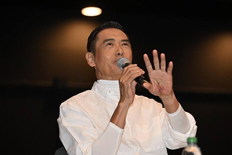 68岁周润发跑步意外摔倒,手掌流血,肋骨骨裂,需静养两个月