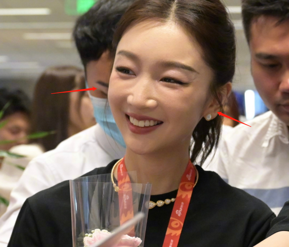 周冬雨扫楼生图变样,脸部僵硬还撞脸倪妮,疑似填充过度不自然_腾讯