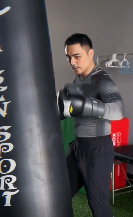 大肚腩更是抢镜,感觉上衣都快要被撑破了,不重打扮身材又发福的明道