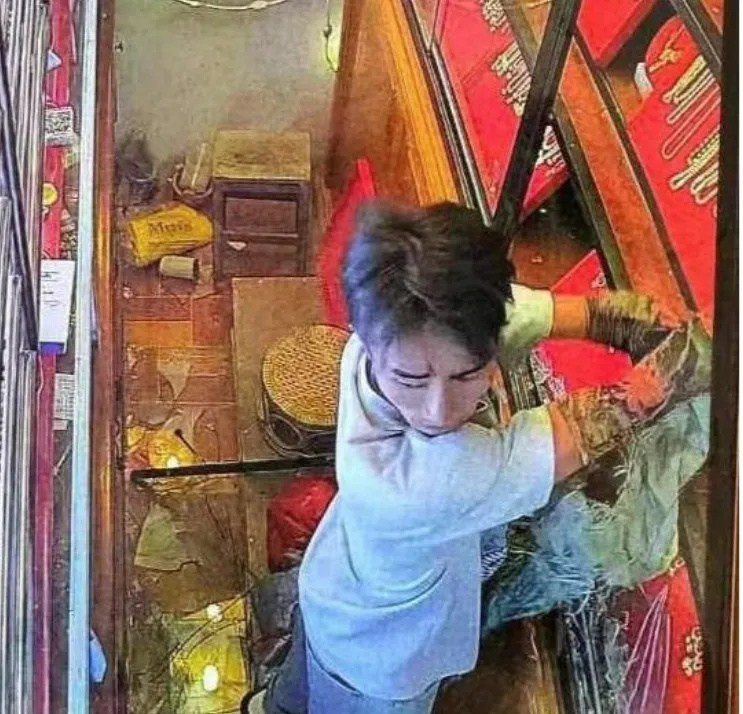 劫匪冲进来就开枪扫射缅甸孟阳一家金店被抢1名女性中弹死亡