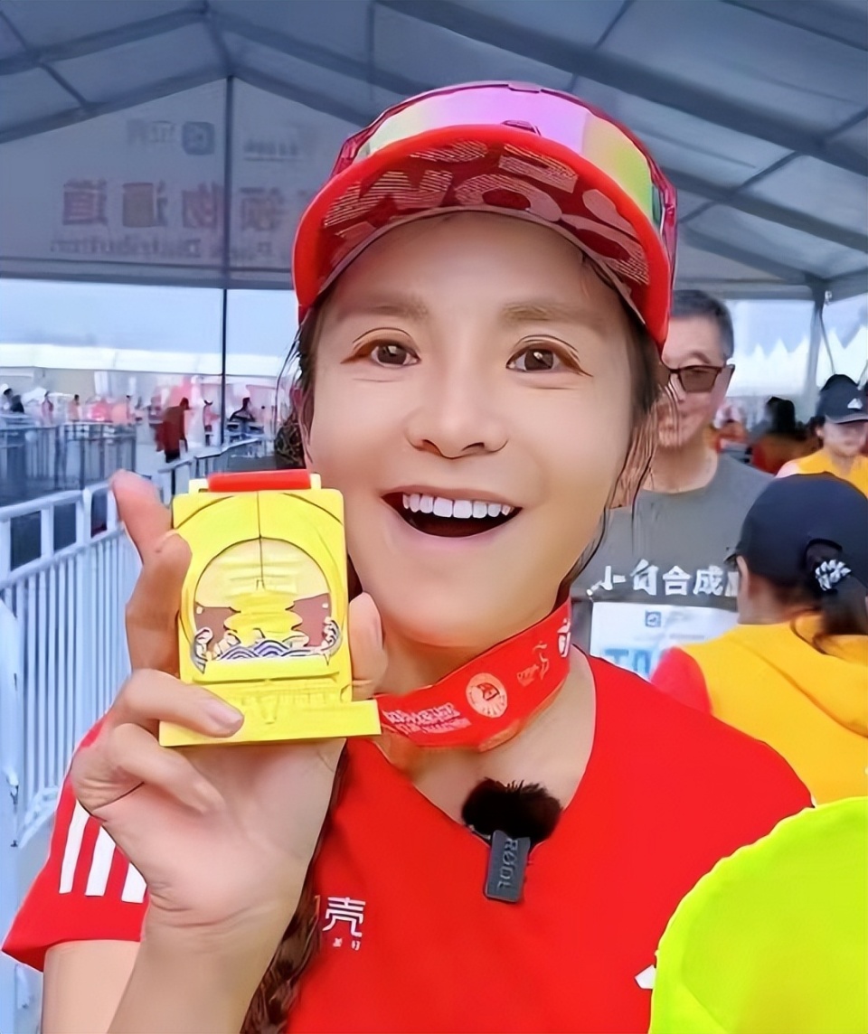 50岁朱迅首次跑完全程马拉松,红衣配短裙如少女,和病魔搏斗33年-腾讯