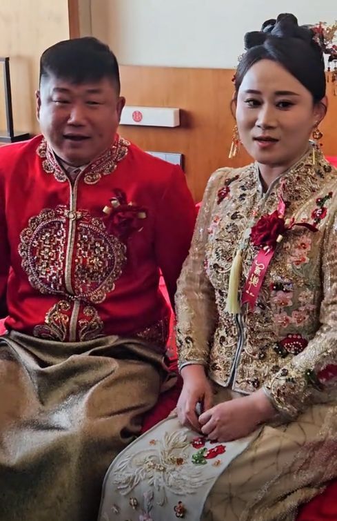 3月24日,大家熟悉的徐会计大婚,迎娶了同为二人转演员的东方老赢.