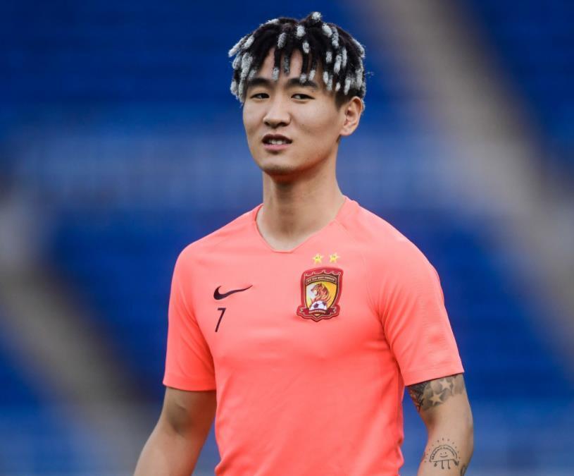 韦世豪亚冠染红引众怒!国足球迷恳求:请在世预赛中保持冷静_腾讯新闻