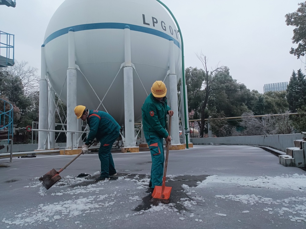 通讯员供图当天清晨,230多人投入除雪除冰保道路安全畅通,武煤百江