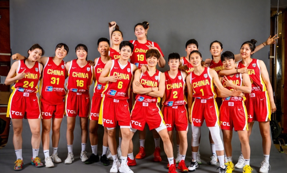 中国女篮稳坐钓鱼台，劲敌交锋抢头名，央视连续直播不容错过