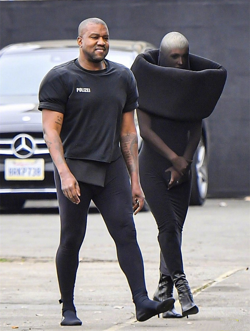 侃爷庆生搞出人体盛宴 9岁小西北出席惹来争议_腾讯新闻