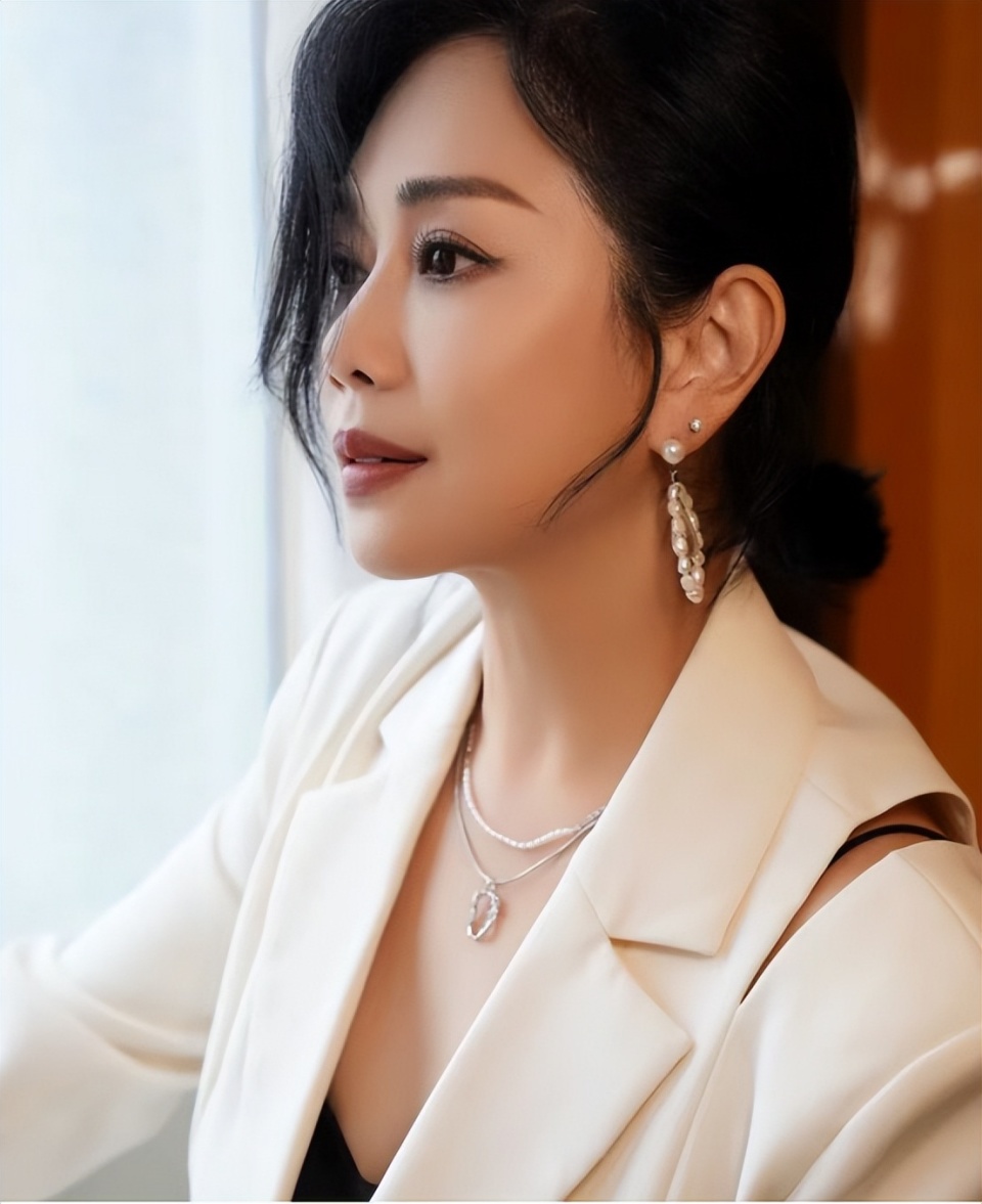 tvb女神陈松伶穿旗袍亮相!