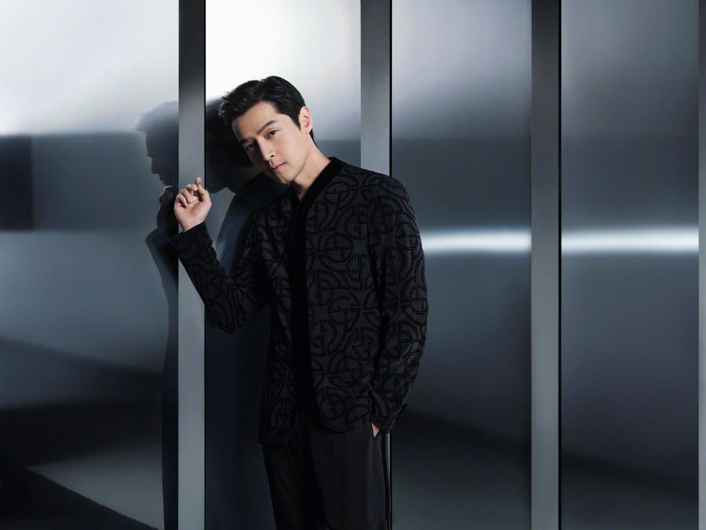 41岁胡歌被偶遇,素颜白发毫无明星架子,家庭美满已成人生赢家!