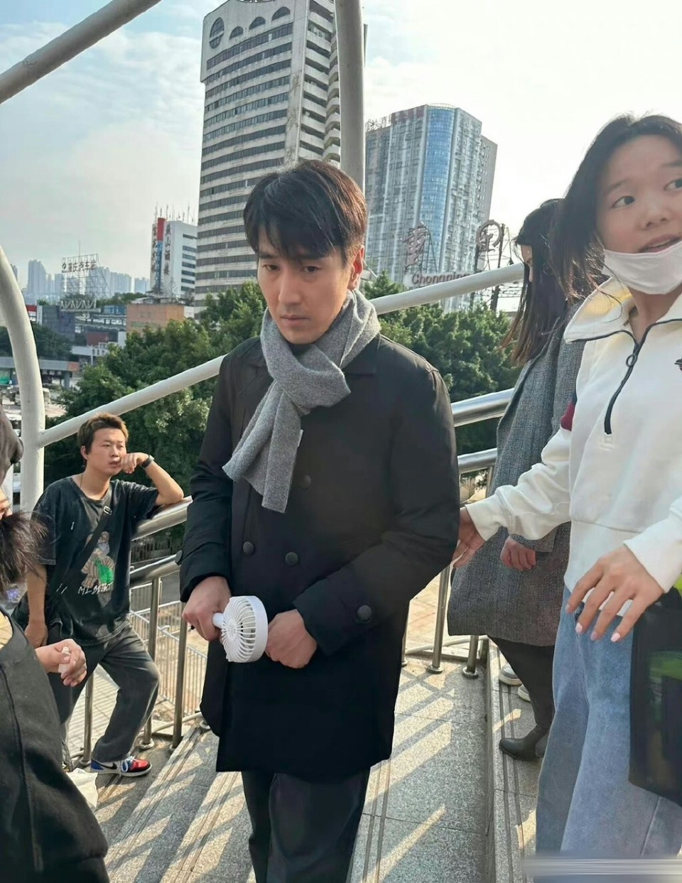 高圆圆母女探班赵又廷4岁女儿细胳膊细腿蹦蹦跳跳欢快如精灵