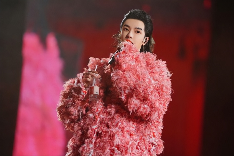 华晨宇烟台演唱会场地违建,浇灌混凝土破坏沙滩环境?官方回应了