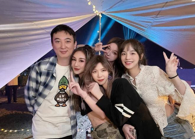 王思聪女友大方宣示主权,晒爱巢坐王思聪副驾,认知清晰不求长久