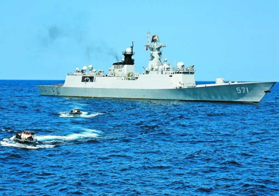 解放军战舰1v3!面对美菲3艘军舰闯南海,中国仅用1艘就搞定?