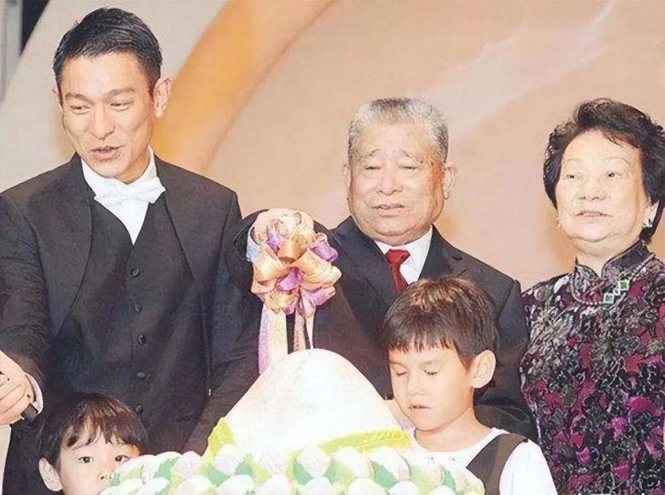 刘德华最后一次和父亲同框是在2021年,当时已经87岁的刘爸爸看上去