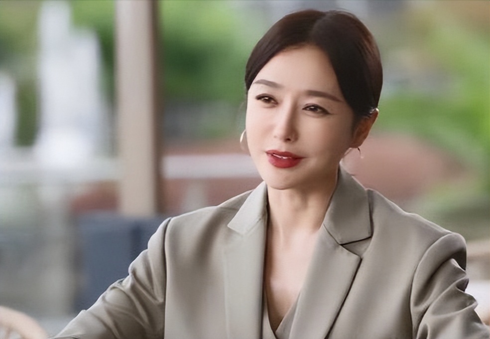 从黄晓明到陆川再到魏大勋,44岁秦岚为何爱情如此坎坷?_腾讯新闻