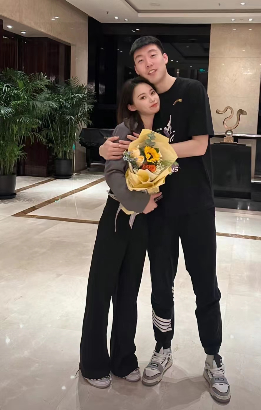 除此之外,辽宁男篮的付豪,吴昌泽,俞泽辰均带着自己的女友来到现场