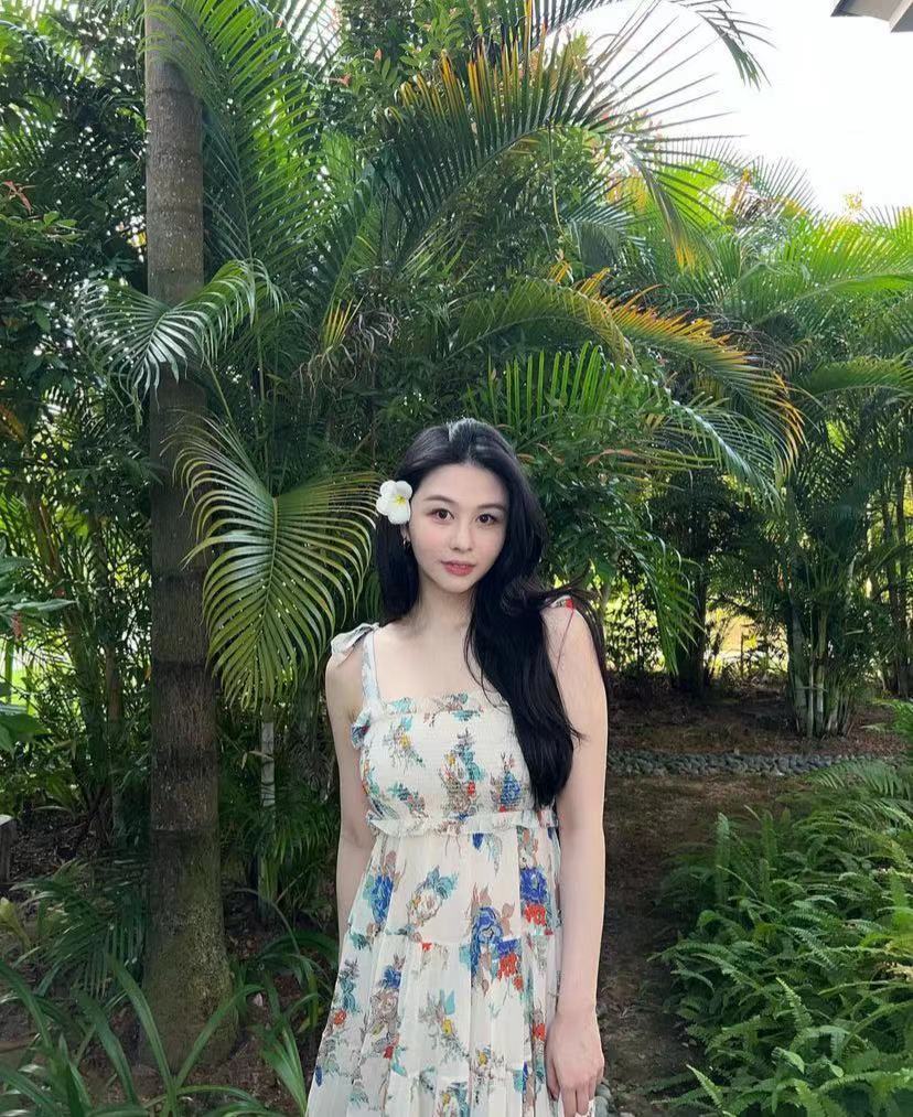 邱淑贞女儿沈月晒美照穿吊带裙秀身材像年轻时的妈妈星味十足