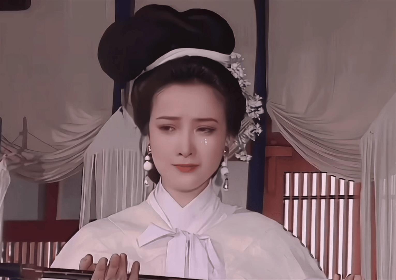 許亞軍現身何晴葬禮，兒子許何捧着媽媽遺像，父子倆穿黑衣很悲傷 - 