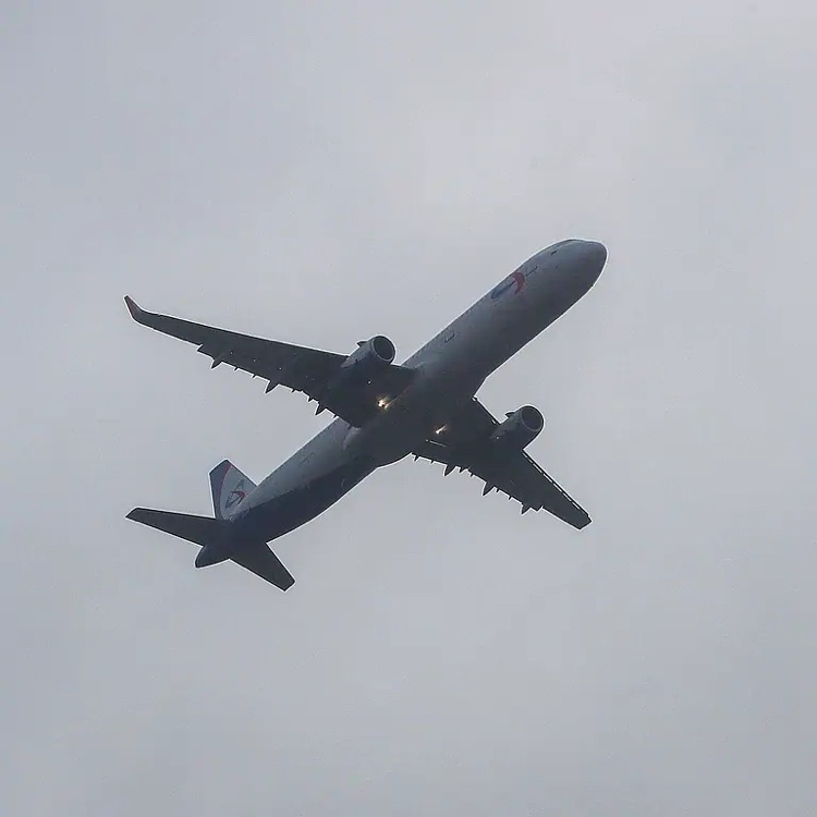 一架飞往伊斯坦布尔的俄罗斯乌拉尔航空公司的飞机发生燃油泄漏