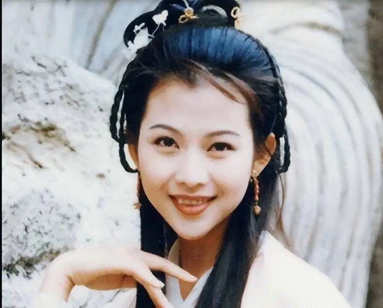 50岁蔡少芬现状:和女排姑娘合照,173的个子也显得「小鸟依人」