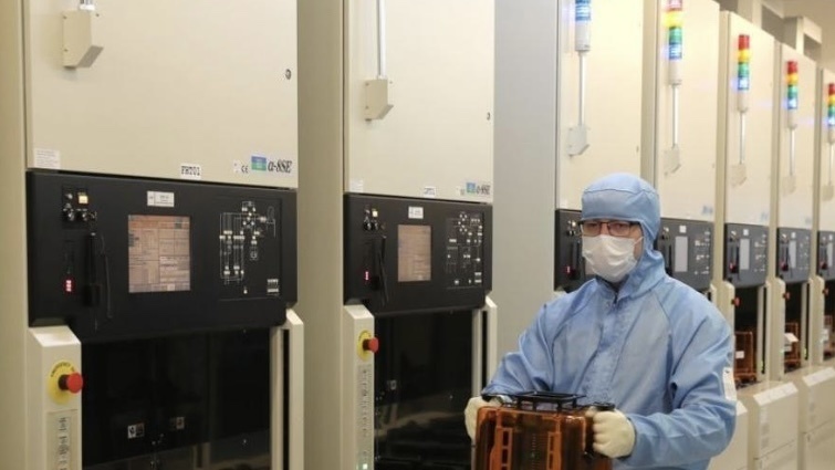 俄罗斯工贸部副部长瓦西里·什帕克还表示,"我们组装且制造了首台国产