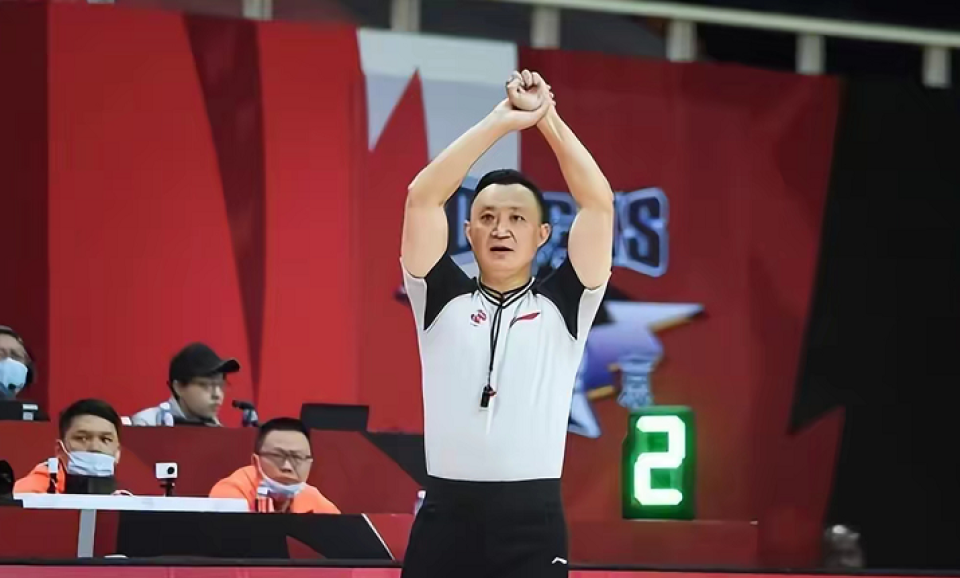 裁判抢镜cba新年大战!丁伟竖大拇指 赵继伟不满 闫军引争议