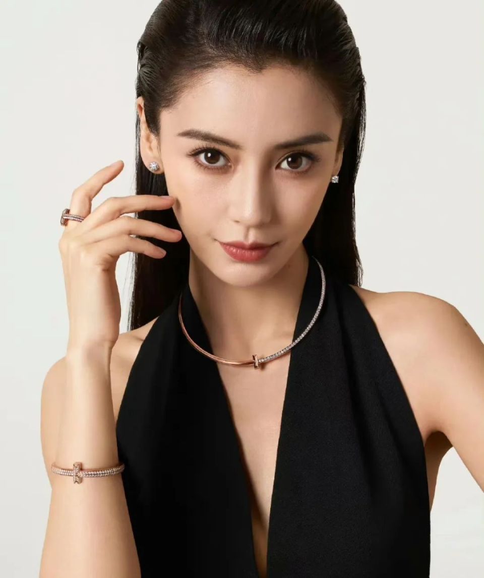 杨颖再次缺席商务活动,代言身份升级一事搁浅,要躲到什么时候?
