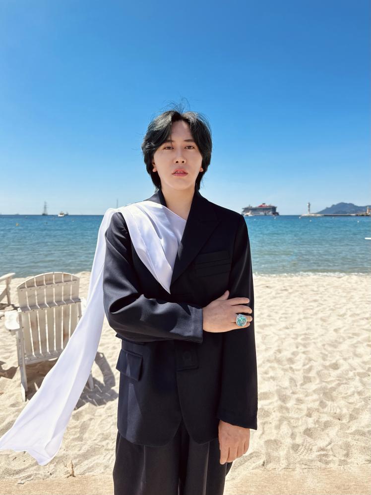 王红权星亮相戛纳红毯,稳重大气神采奕奕,气场丝毫不输明星_腾讯新闻