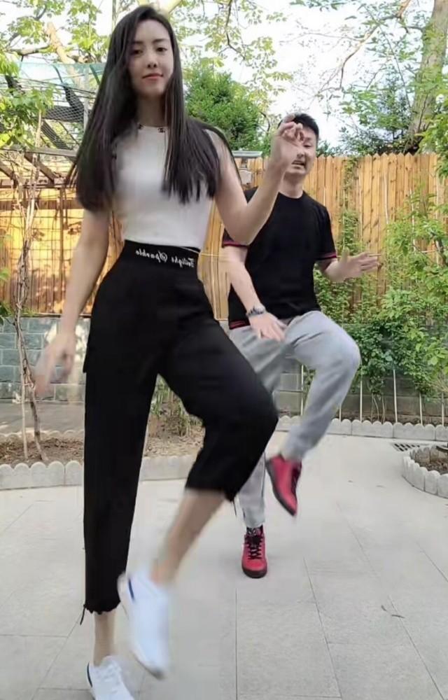 刘和刚夫妇庆结婚14周年,小10岁战扬肤白貌美,一脸温柔望向夫君_腾讯