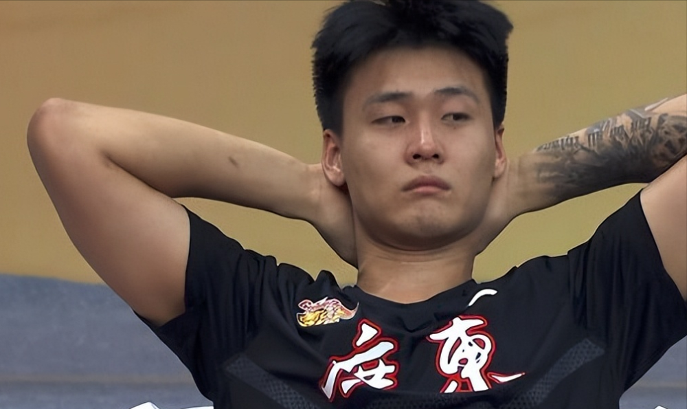 耍大牌赵睿被连断两球后怒回更衣室杜锋面无表情明夏要离队