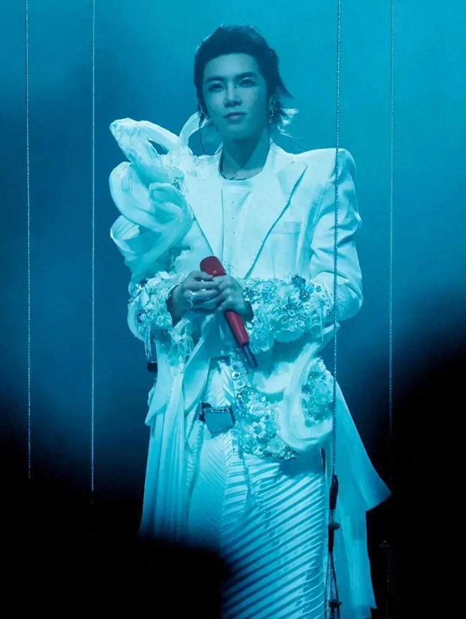 法师不走寻常路,华晨宇演唱会穿婚纱,戴上的面具是他卸不掉伪装