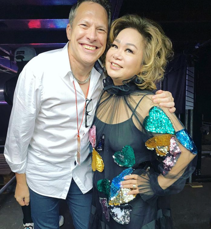 知名歌手杜丽莎移民国外,与洋老公住别墅很惬意,66岁男星来拜访_腾讯