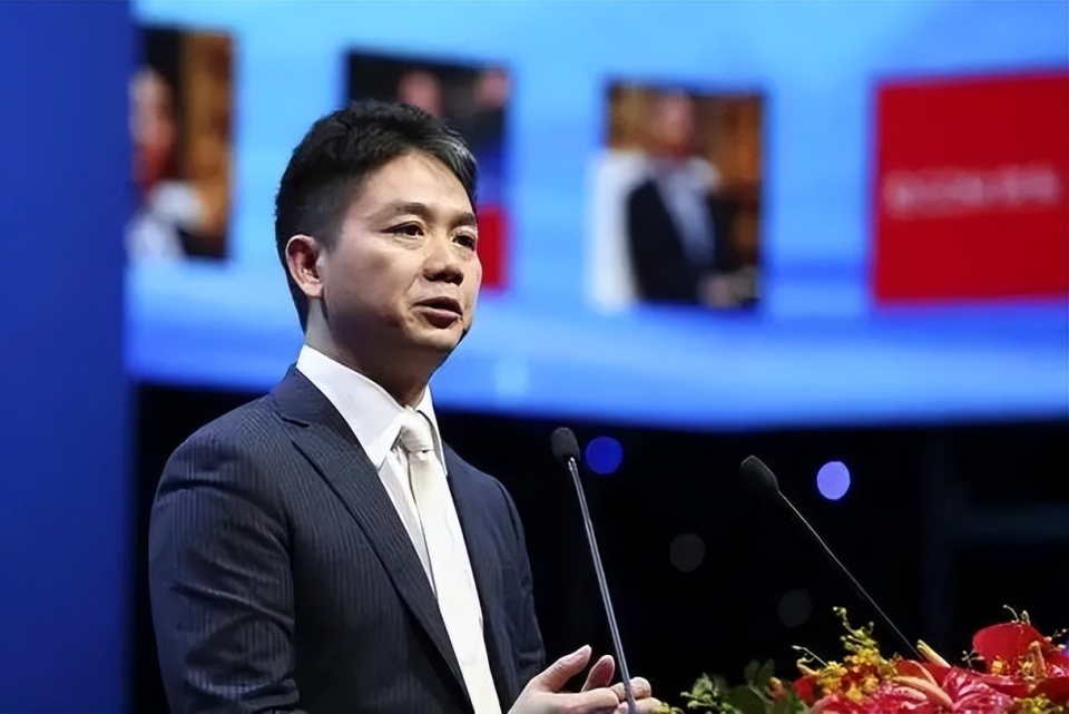 曹德旺过年回村探亲,没有坐自己的500万红旗,只选择