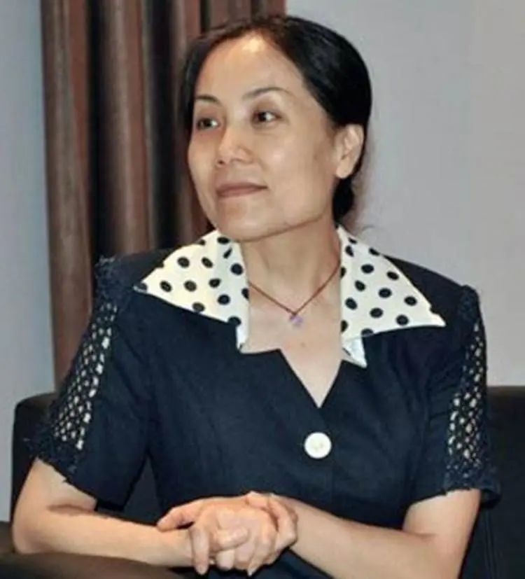 主持人王津元:嫁给上海首富郭广昌,生下3个孩子,如今52岁很幸福