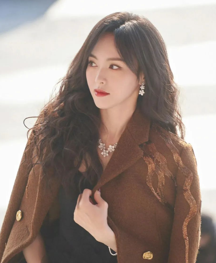 唐嫣的下班图太美了,换了新卷发再穿上大衣,颜值气质太到位