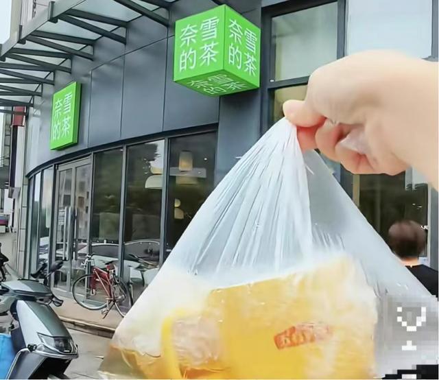 知名茶饮竟喝出青蛙！茶饮食品安全问题究竟该如何保障？