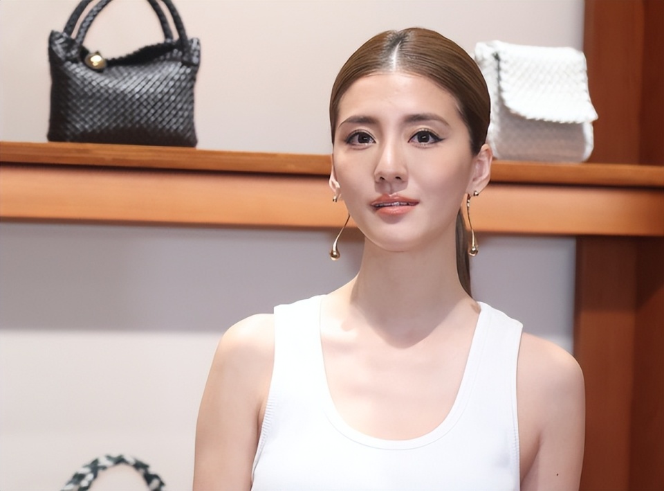 吴千语婚后首亮相,自曝领证当天食物中毒极度不适,否认带身孕嫁入豪门