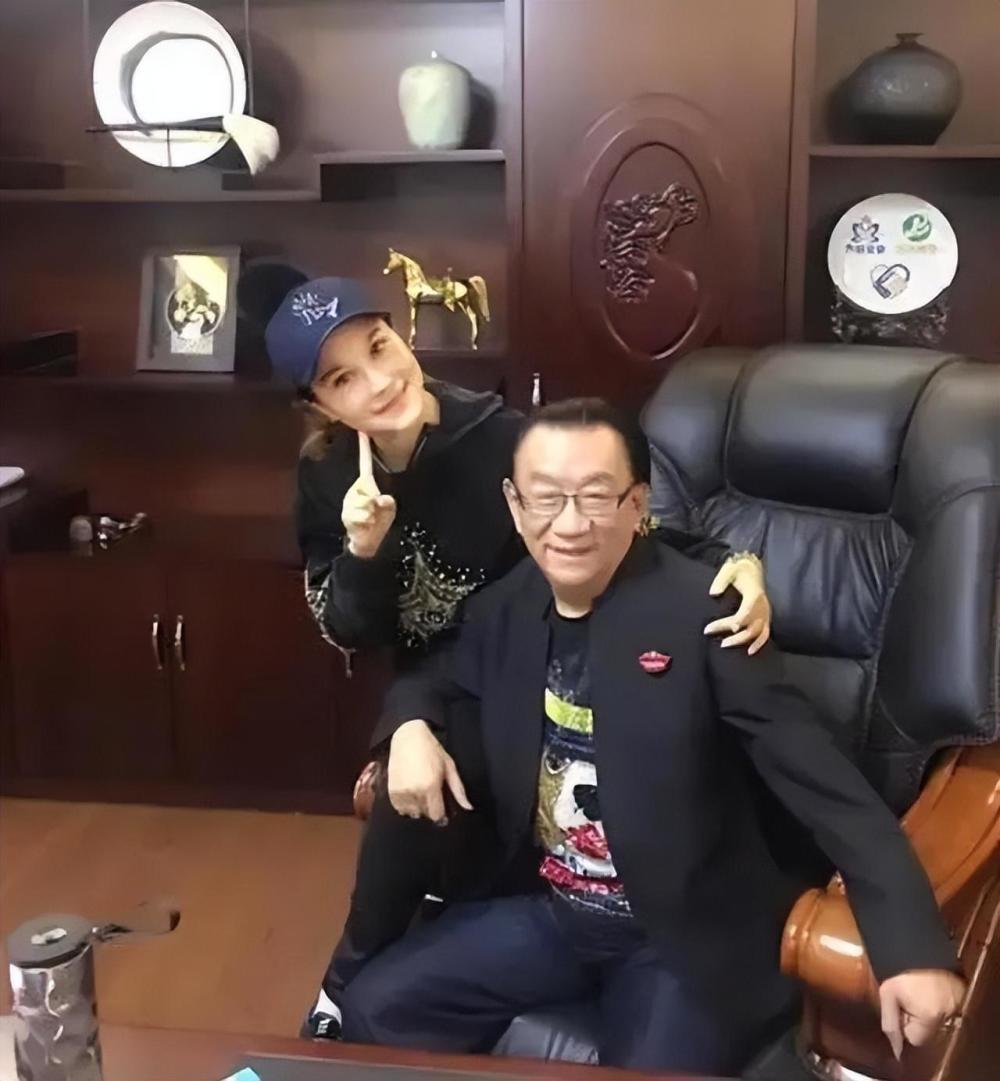 侯耀华跟女子亲密互动引发争议曾多次收女徒弟还送徒弟名牌包