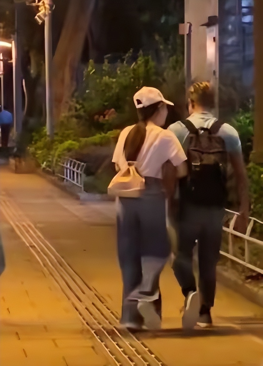 好甜!郭富城方媛牵手甩臂逛街,天王鞋子疑开胶,真实身高引热议