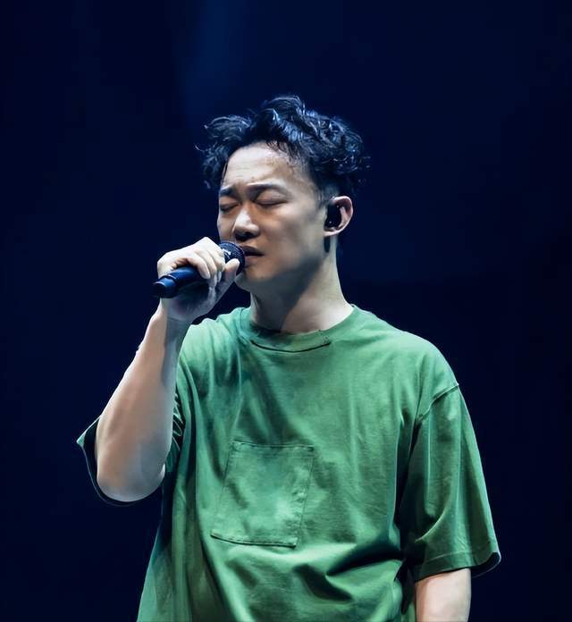 陈奕迅中暑休克晕倒,下巴缝了30多针,伤势曝光惹网友担忧